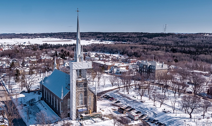 Inspection par drone du clocher d’église en réparation à Saint-Pascal, Québec