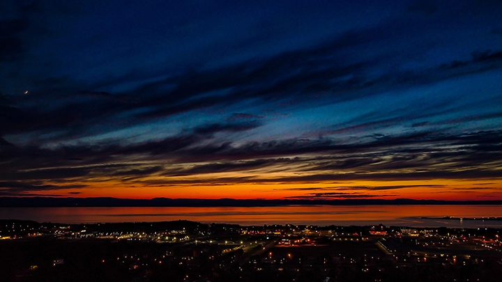 Vue aérienne d’un magnifique coucher de soleil au Bas-Saint-Laurent capté par drone