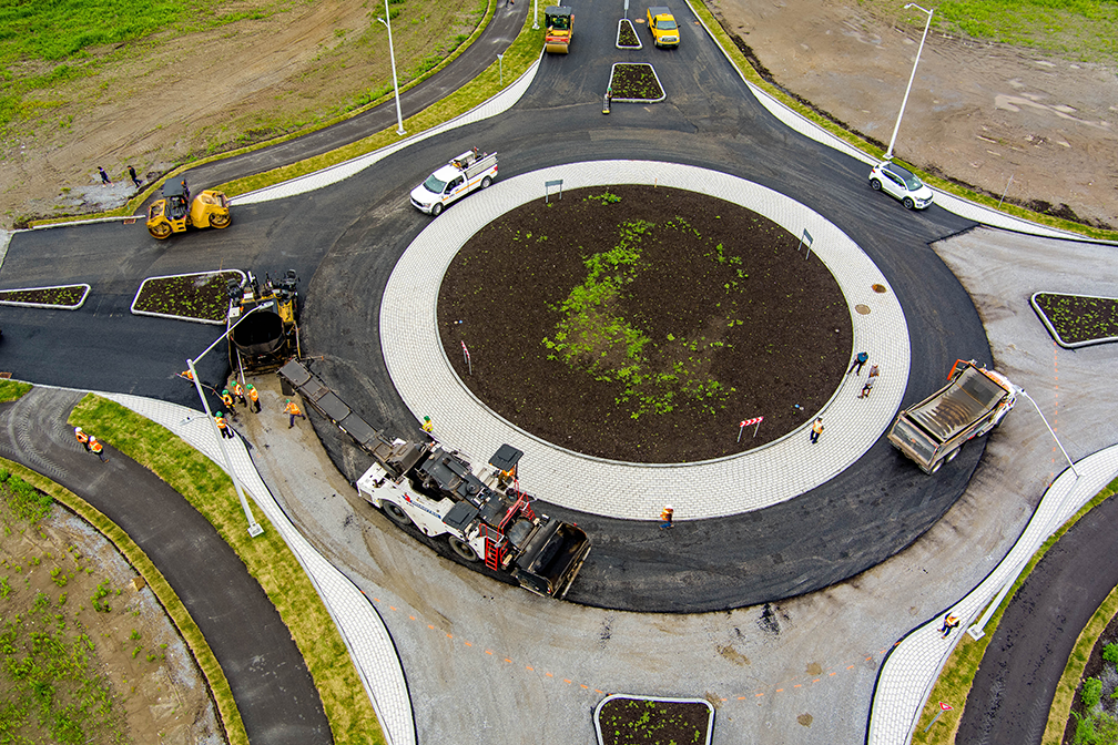 Vue verticale par drone d’un rond-point en construction, montrant l’avancement d’un projet d’infrastructure routière.