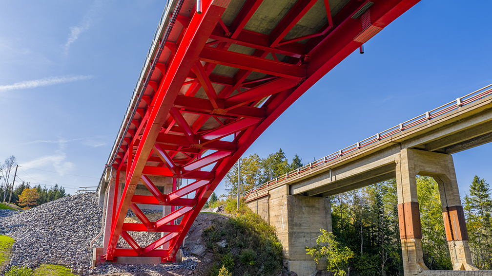 Vue aérienne par drone d’une infrastructure de transport, illustrant un projet structurant intégré au territoire